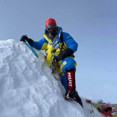 Украинский альпинист Валентин Сипавин на вершине Эвереста и Чогори вместе с налобным фонарем Fenix